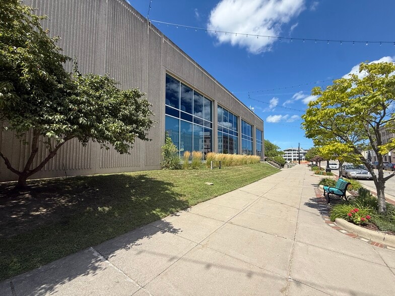 More Photos Of 911 Military St, Port Huron Light Manufacturing For Lease