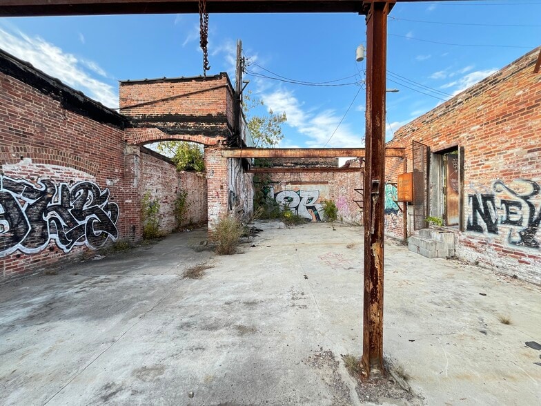 More Photos Of 1301 N Wolfe St, Baltimore Warehouse For Sale