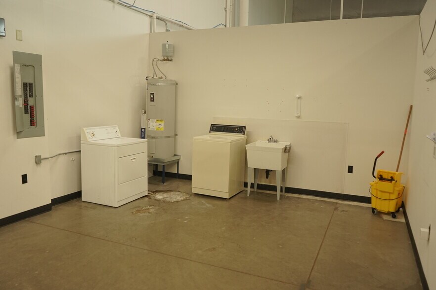 More Photos Of 3160 Blossom Dr NE, Salem Flex For Lease