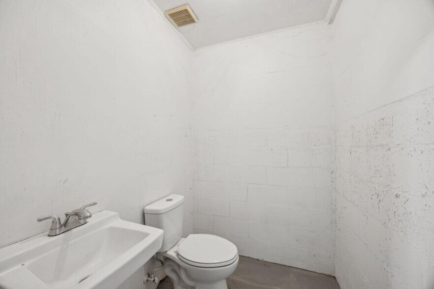 More Photos Of 819 S Moody Rd, Palatka Freestanding For Sale