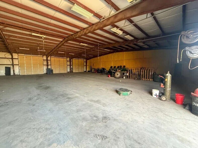 More Photos Of 1722 FM 1582, Pearsall Service For Sale