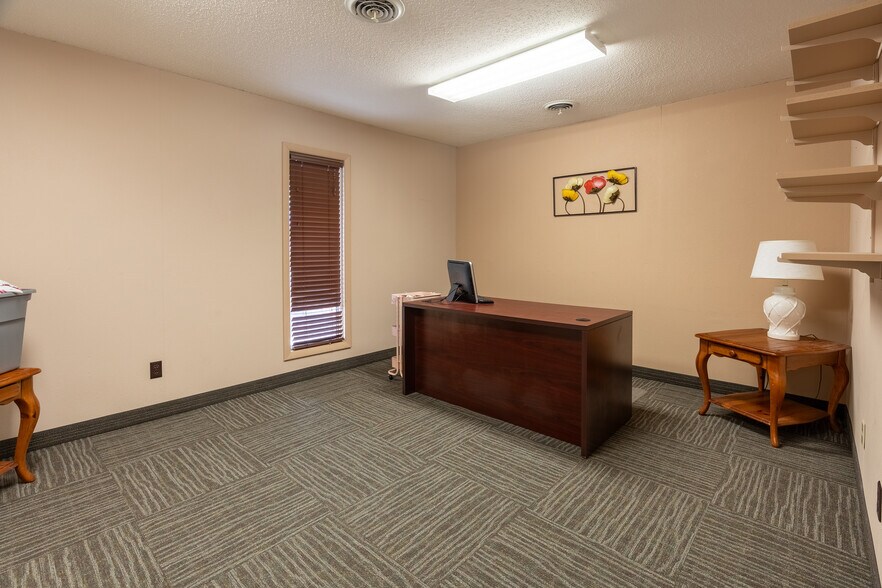 More Photos Of 808 W Prairie St, Marion Office For Sale
