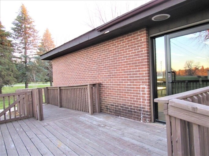 More Photos Of 524 Willow Dr, Alexandria Office For Lease