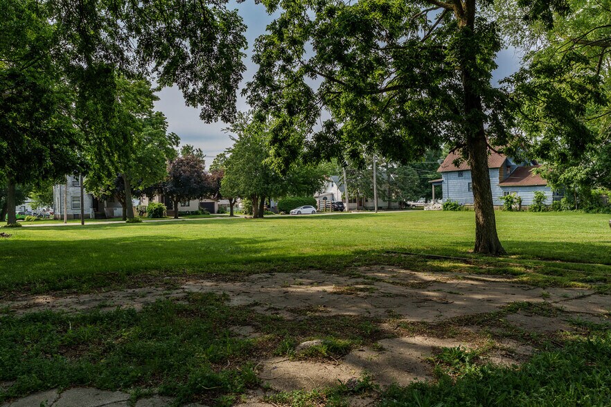 More Photos Of 415 N 3rd St, Rockford Light Distribution For Sale