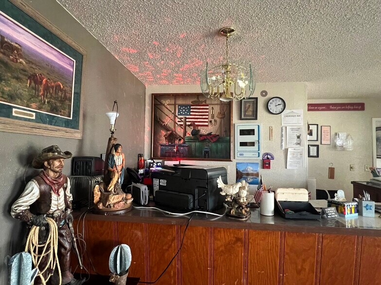 More Photos Of 1720 S Grand Ave, Cherokee Hotel For Sale