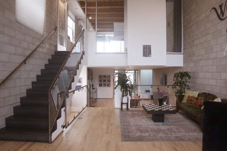 More Photos Of 6615-6621 Melrose Ave, Los Angeles Loft Creative Space For Lease