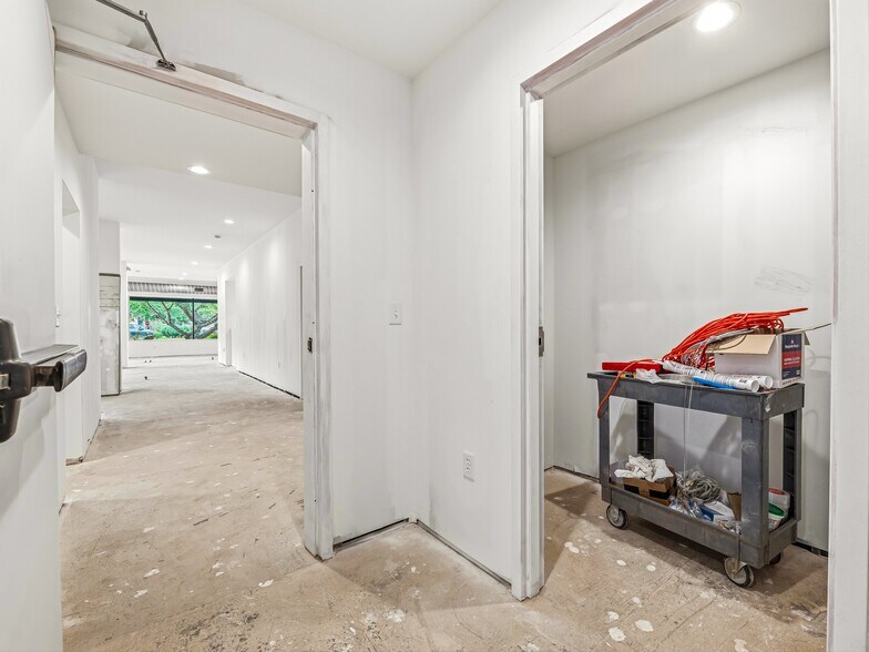 More Photos Of 5 Biltmore Plz, Asheville Storefront For Lease