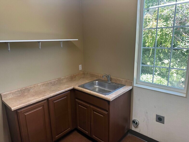 More Photos Of 953-959 E Monte Vista Ave, Turlock Office For Lease