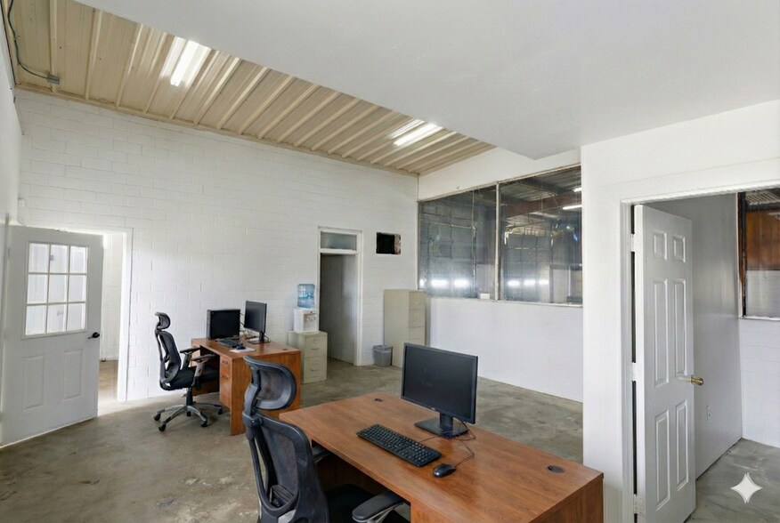 More Photos Of 500 W 2nd St, Taylor Freestanding For Sale