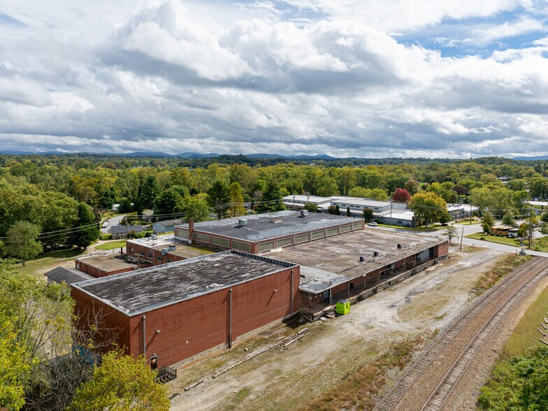 More Photos Of 701 Oriole Dr, Hendersonville Warehouse For Sale