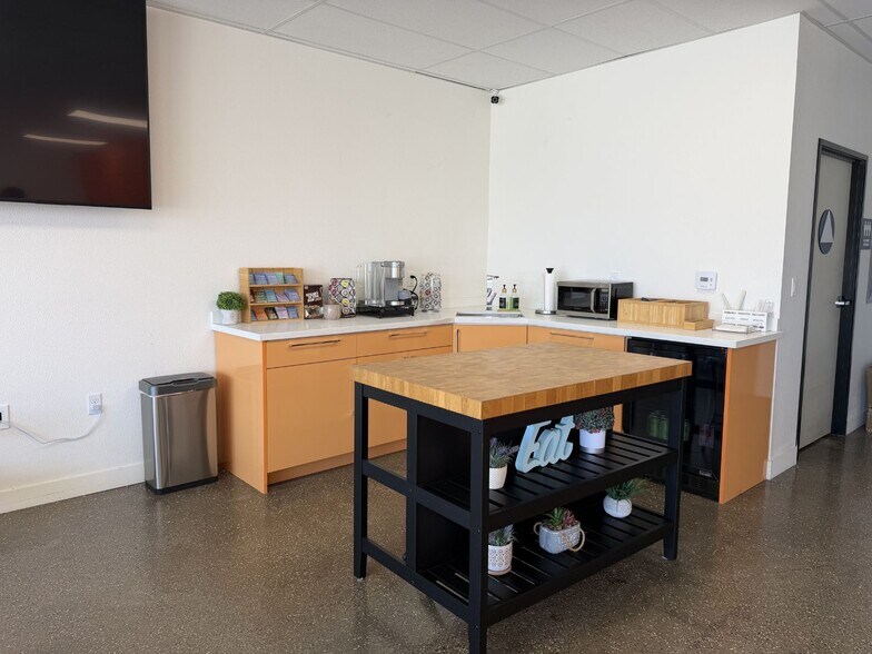 More Photos Of 3061-3075 Foothill Blvd, La Crescenta Storefront Retail Office For Lease