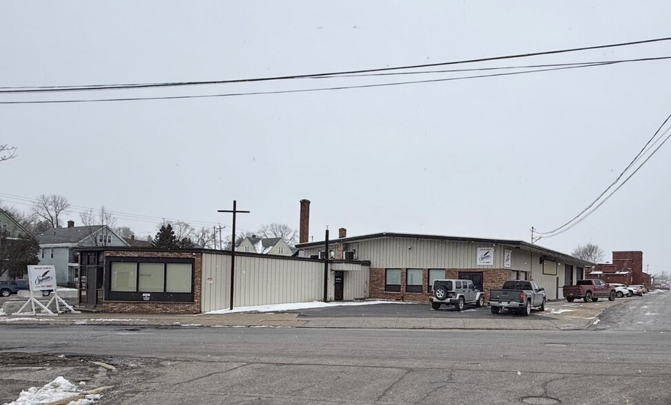 Primary Photo Of 909 Oswego St, Utica Flex For Sale