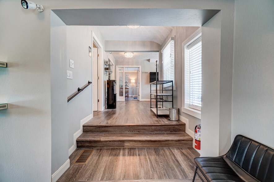 More Photos Of 235 W Franklin St, Centerville Storefront Retail Office For Lease