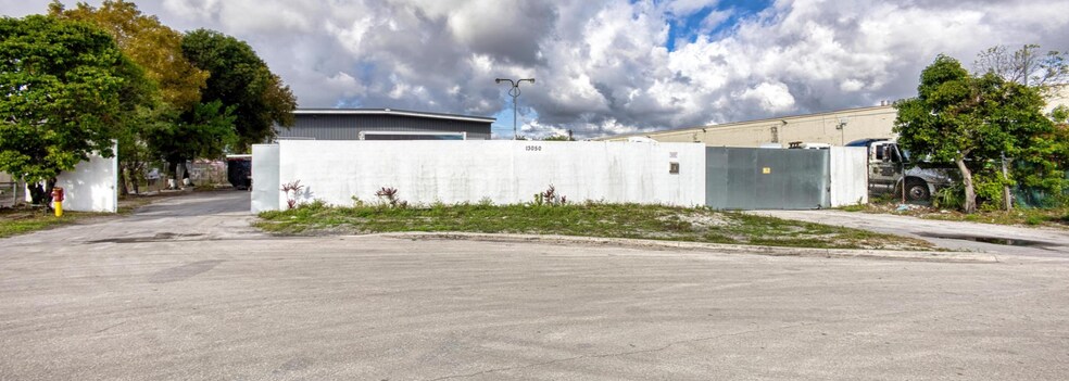 More Photos Of 13050 NW 43rd Ave, Opa Locka Warehouse For Lease