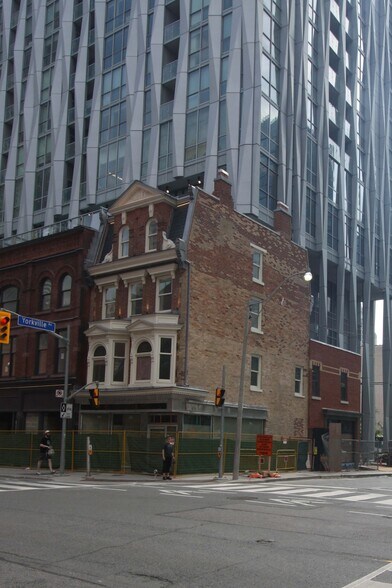 More Photos Of 1 Yorkville Av, Toronto Storefront Retail Office For Sale