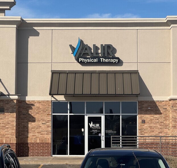 More Photos Of 123-131 E Ok-152, Mustang Restaurant For Lease