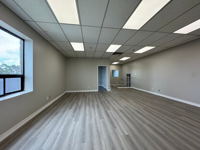 More Photos Of 25 Heritage Rd, Markham Warehouse For Lease