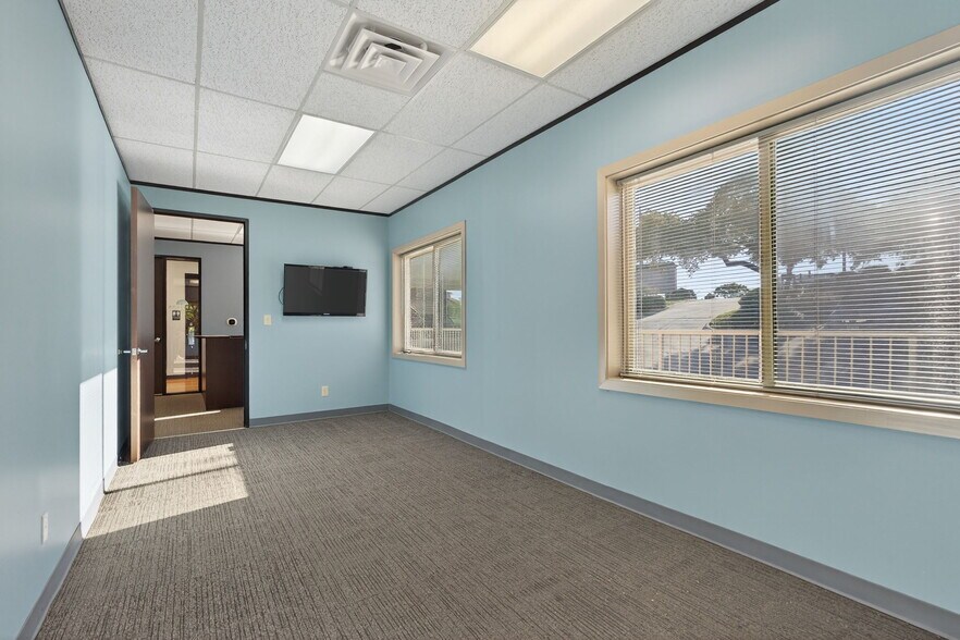 More Photos Of 8320 Bee Caves Rd, Austin Office For Sale