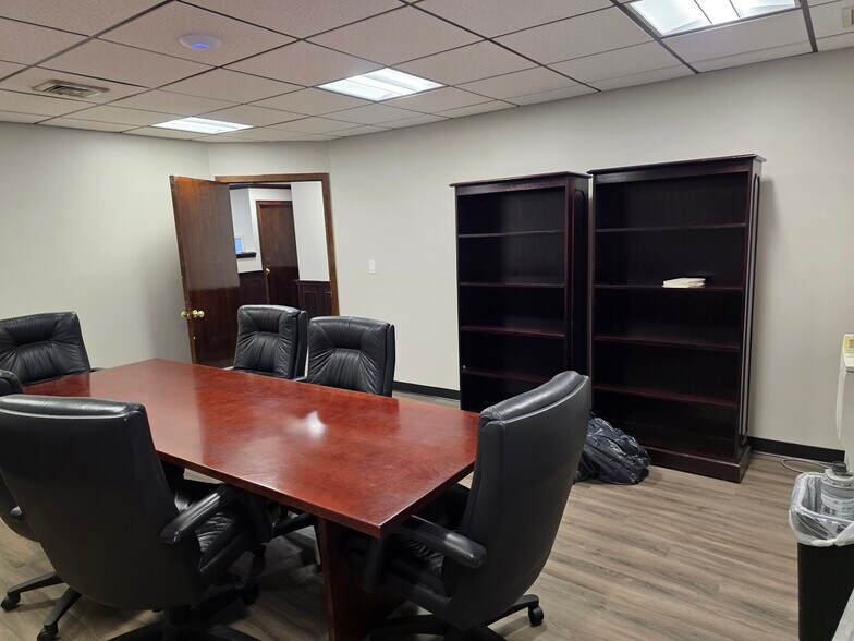 More Photos Of 98 Willis Ave, Mineola Office For Lease