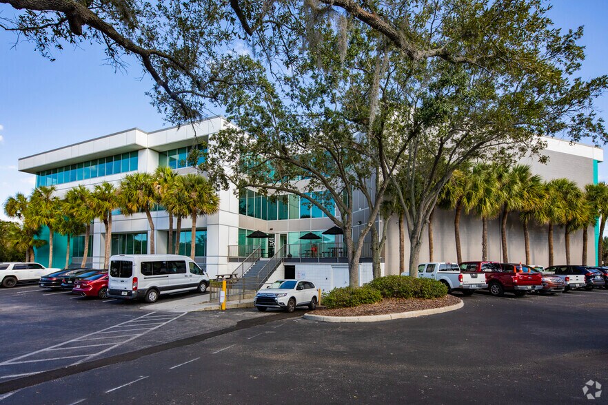 More Photos Of 550 N Reo St, Tampa Office For Lease