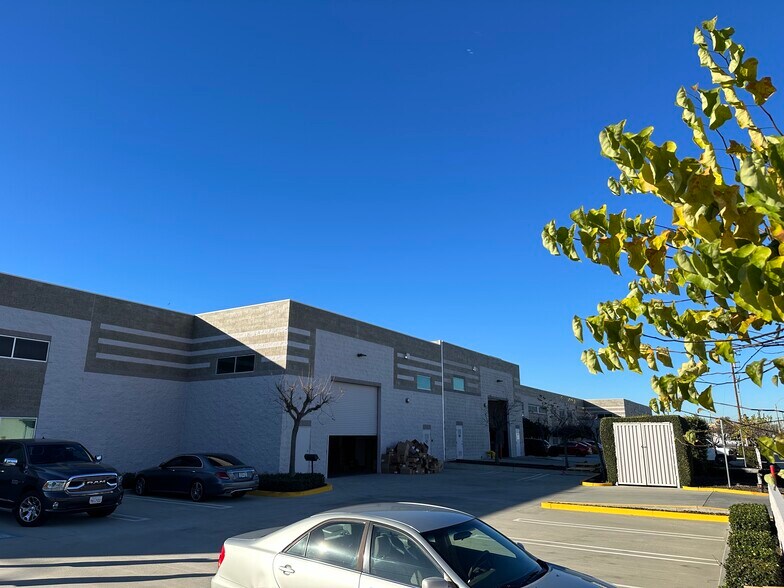 More Photos Of 7655 Kester Ave, Van Nuys Warehouse For Lease