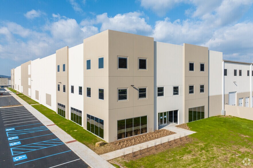 More Photos Of 3905 Commerce Center Blvd, Bethlehem Warehouse For Lease