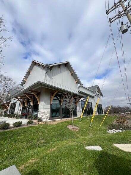 More Photos Of 1624 W Main St, Franklin Storefront Retail Office For Sale