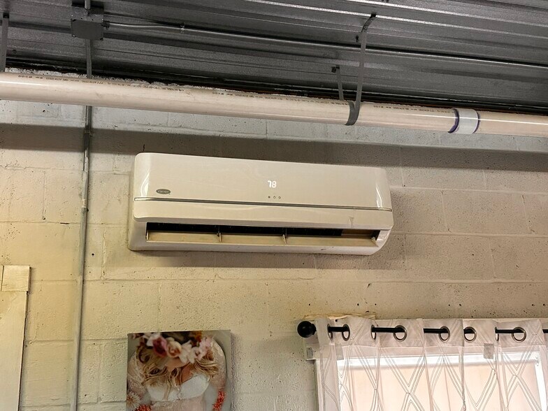 More Photos Of 522A S Main St, Broadway Flex For Sale