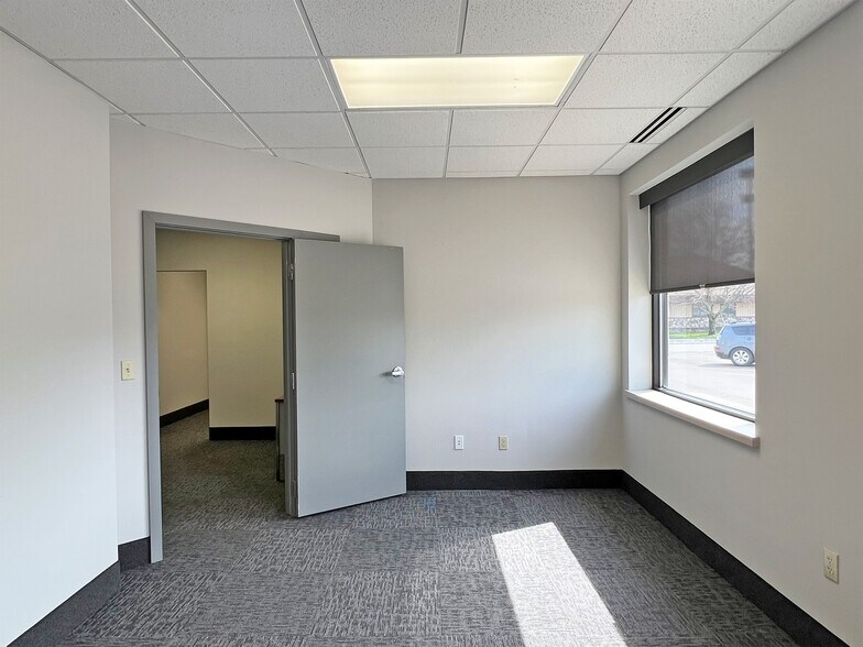 More Photos Of 2700-2730 W 21st St, Erie Office For Lease