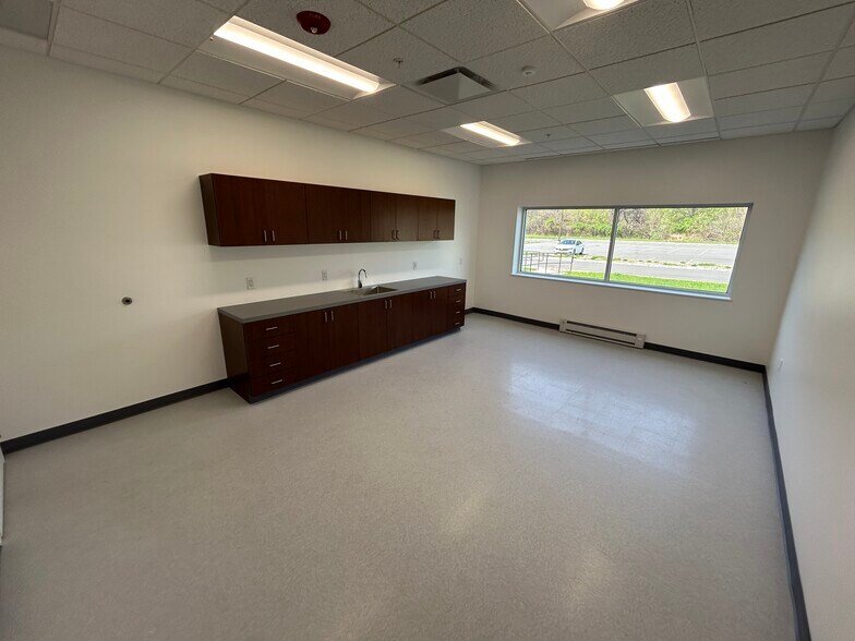 More Photos Of 861 Sloan Ave, Hamilton Distribution For Sale