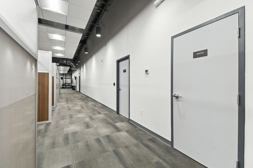 More Photos Of 924 Hale Ave, Brooksville Office For Sale
