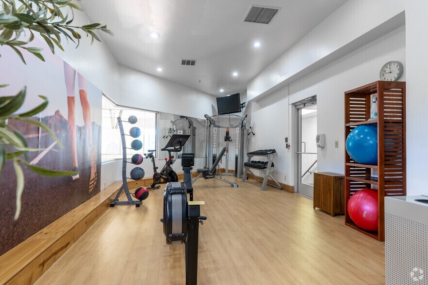 More Photos Of 6655 Gateway Blvd W, El Paso Hotel For Sale