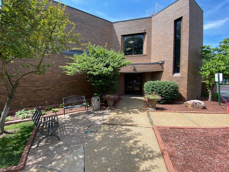 More Photos Of 12166 Old Big Bend Rd, Kirkwood Office For Lease