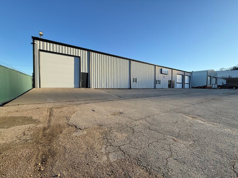 More Photos Of 10435 Bronzewood Dr, Dubuque Warehouse For Sale