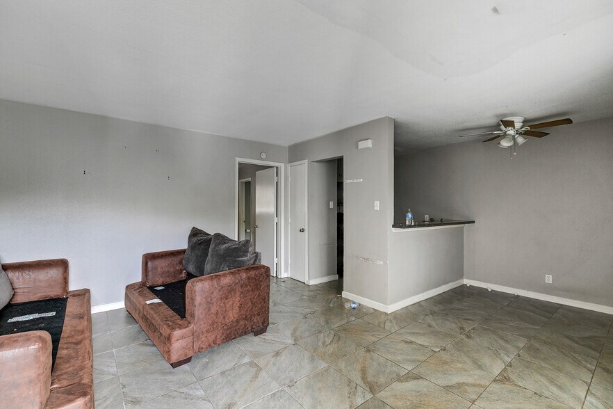 More Photos Of 2703 Mason St, Houston Apartments For Sale