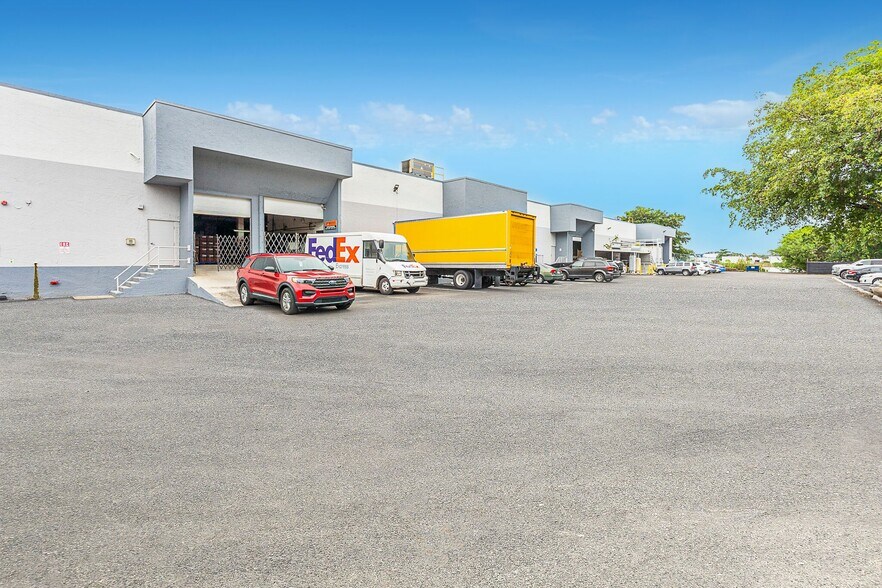 More Photos Of 5120-5130 NW 165th St, Hialeah Warehouse For Lease