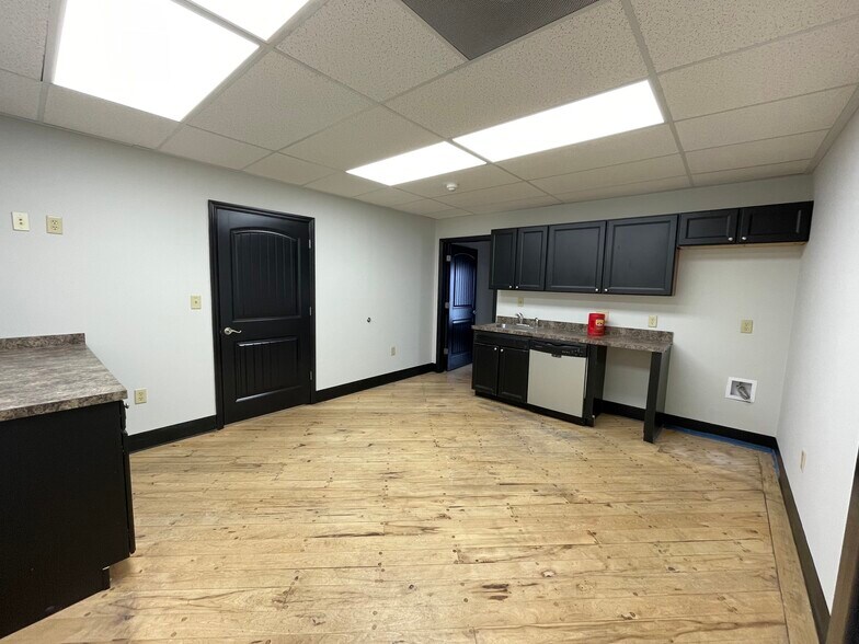 More Photos Of 4405 Dorchester Rd, Charleston Freestanding For Lease