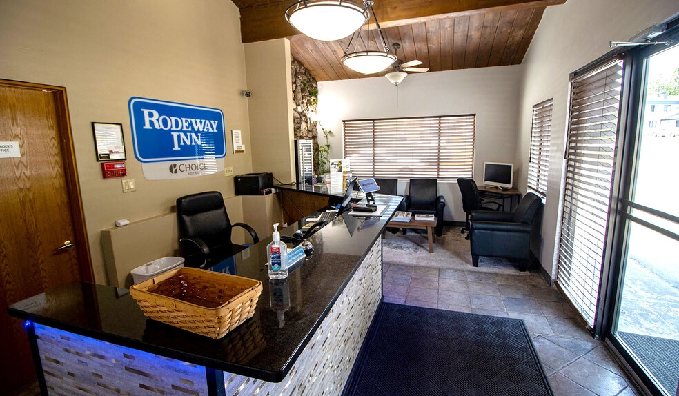 More Photos Of 2020 Prospect Ave, Helena Hotel For Sale