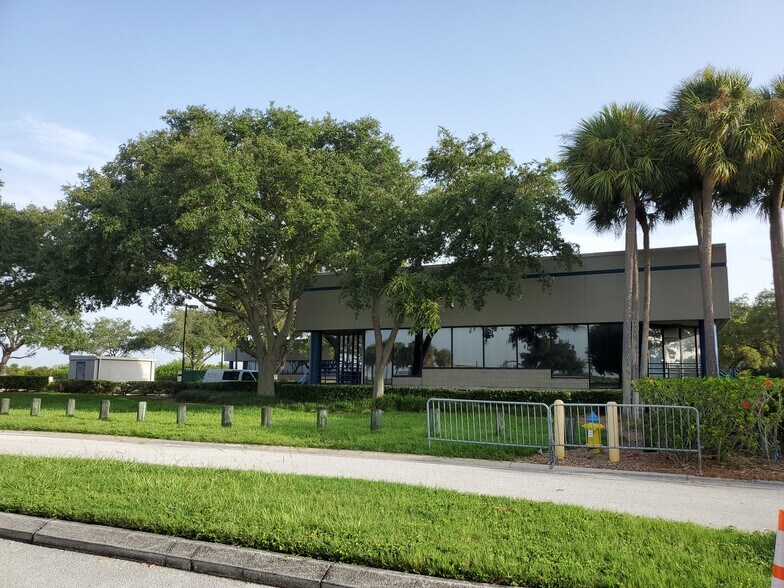More Photos Of 5850 W Cypress St, Tampa Office For Lease