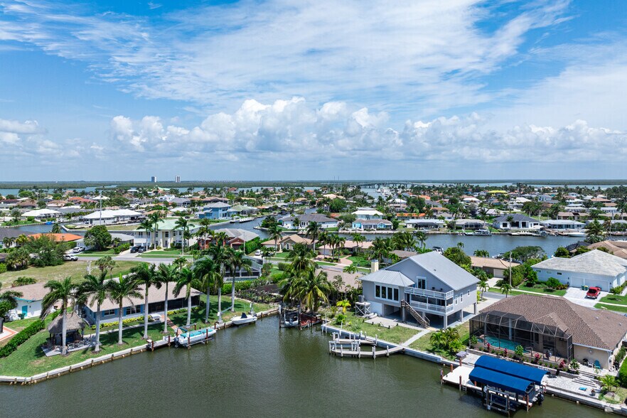 More Photos Of 705 E Elkcam Cir, Marco Island Marina For Lease