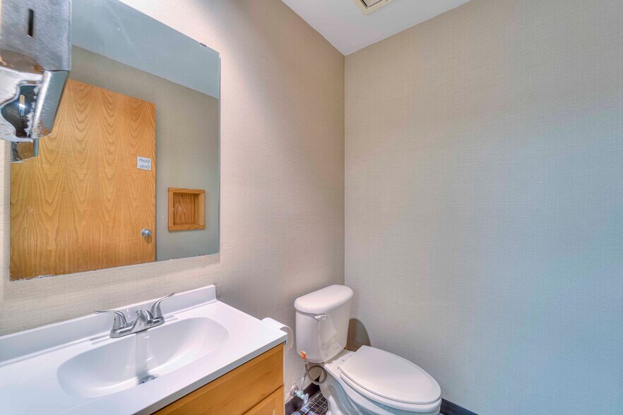 More Photos Of 900 E Michigan Ave, Jackson Office For Lease