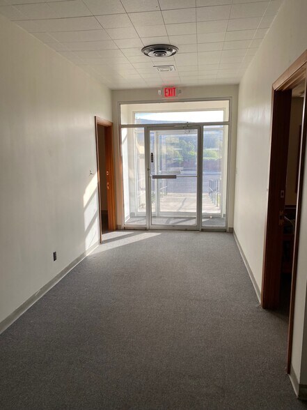 More Photos Of 1050 S Bridge St, Baker City Office For Sale