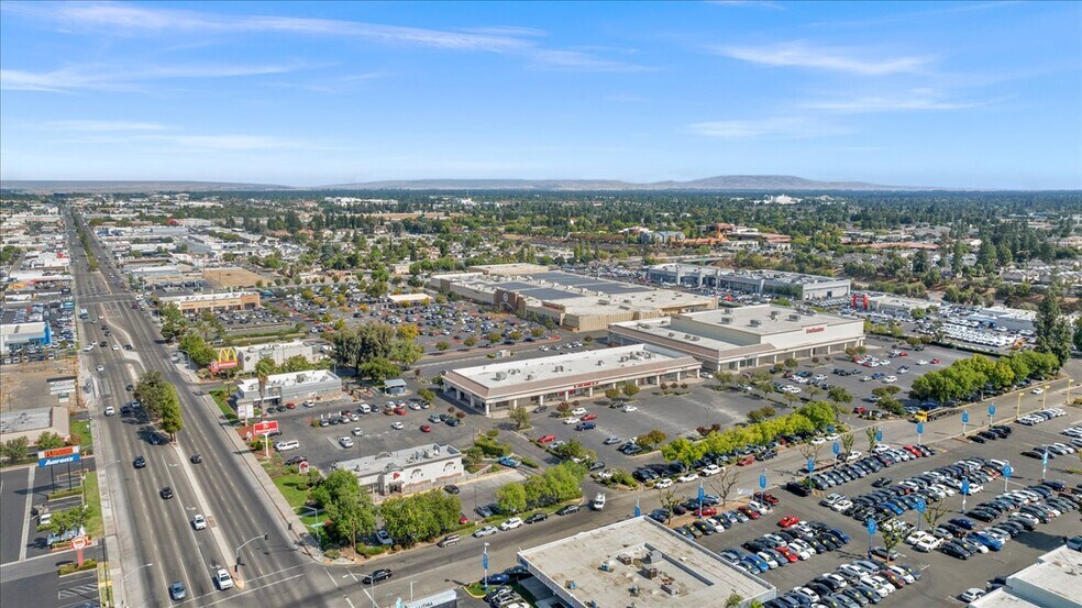 More Photos Of 5646 N Blackstone Ave, Fresno Unknown For Lease
