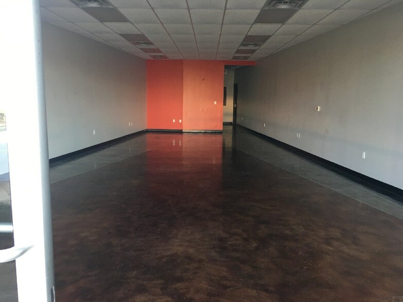 More Photos Of 1641 W 15th St, Fayetteville Freestanding For Lease