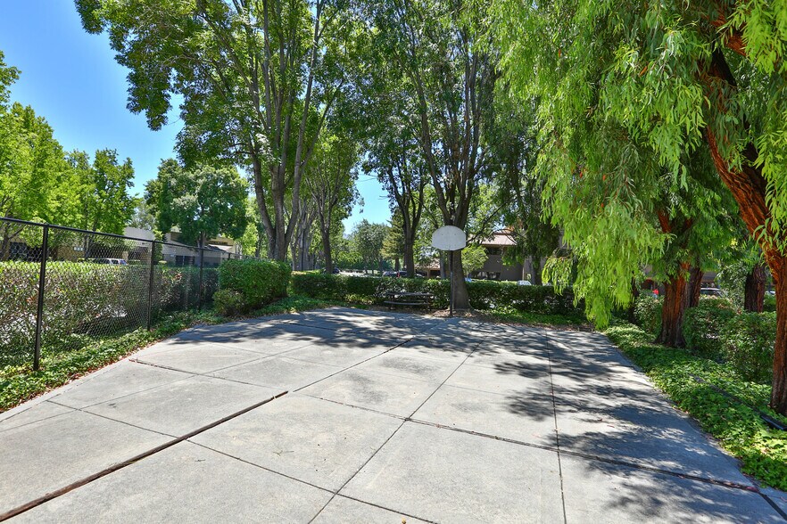 More Photos Of 118-122 Charcot Ave, San Jose Flex For Lease