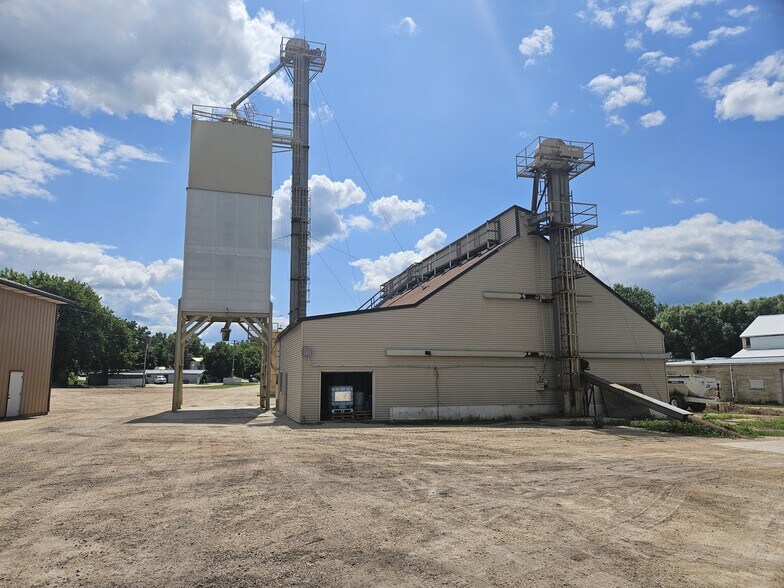 More Photos Of 529 Furnace St, Mayville Warehouse For Sale