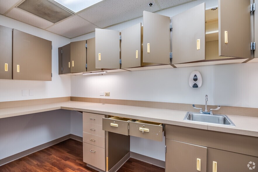 More Photos Of 7007 N Range Line Rd, Milwaukee Medical For Sale