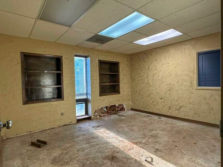 More Photos Of 17201 S Highway 81, Bison Warehouse For Sale