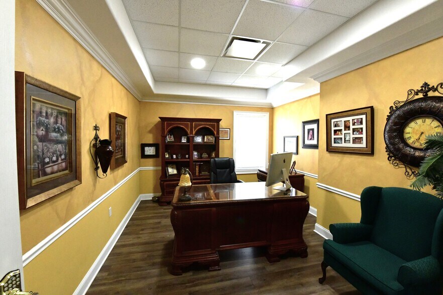 More Photos Of 1315 Providence Rd, Brandon Office Residential For Lease