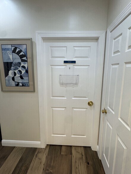 More Photos Of 1044 Goodlette-Frank Rd N, Naples Medical For Lease